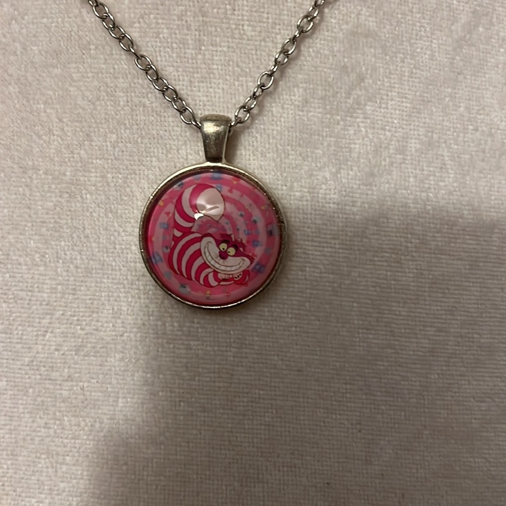 Cheshire Cat circle pendant necklace - Picture 2 of 4